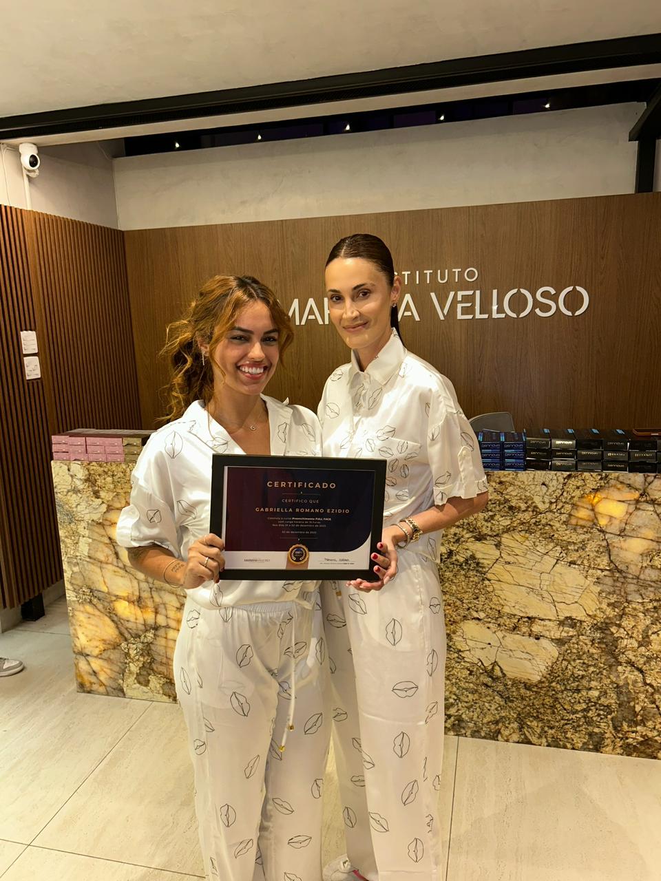 Gabriella Romano recebendo certificado de conclusão no Instituto Marianna Velloso